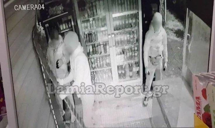 Μισή ώρα προσπαθούσαν να διαρρήξουν το περίπτερο αλλά δεν τα κατάφεραν (βίντεο)